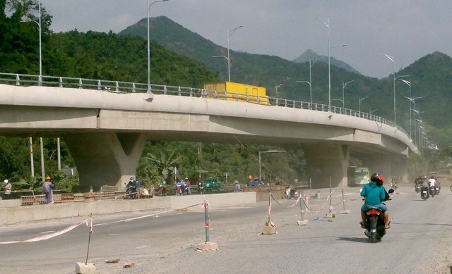Khánh Hòa thông xe hai cầu vượt trên quốc lộ 1 - Ảnh 1.