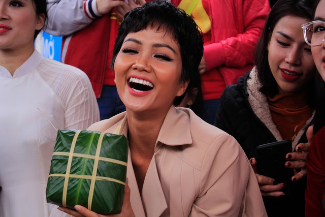H’Hen Niê gói bánh chưng cùng học trò Hà Nội - Ảnh 4.