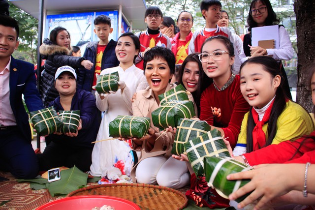 H’Hen Niê gói bánh chưng cùng học trò Hà Nội - Ảnh 5.