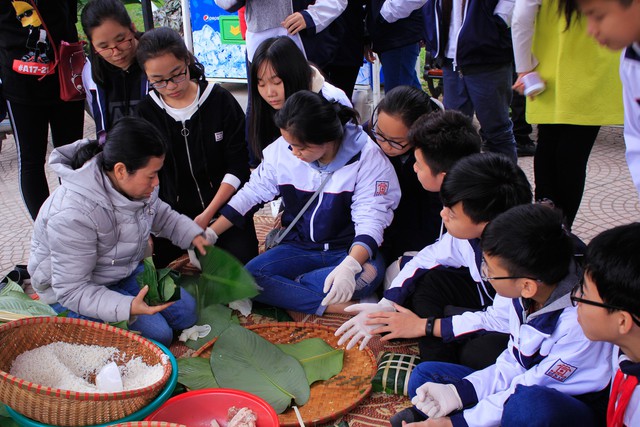 H’Hen Niê gói bánh chưng cùng học trò Hà Nội - Ảnh 3.