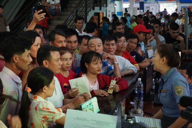 Thông tuyến đường sắt Bắc Nam sau nhiều giờ tê liệt - Ảnh 1.