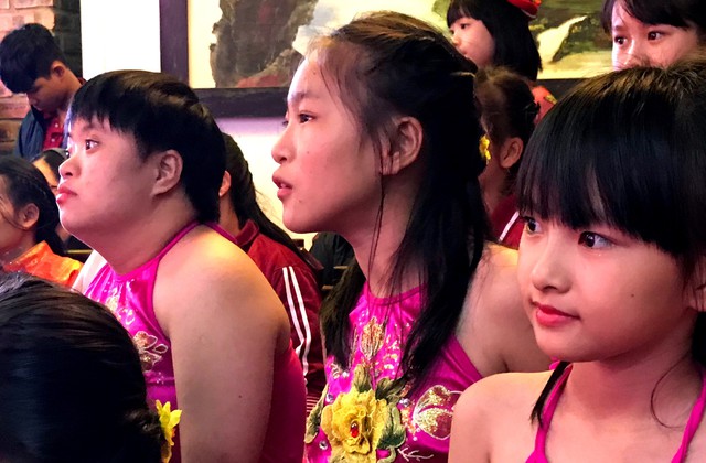 Mang nắng xuân đến với trẻ khiếm khuyết - Ảnh 3. Mang nắng xuân đến với trẻ khiếm khuyết - Ảnh 3.