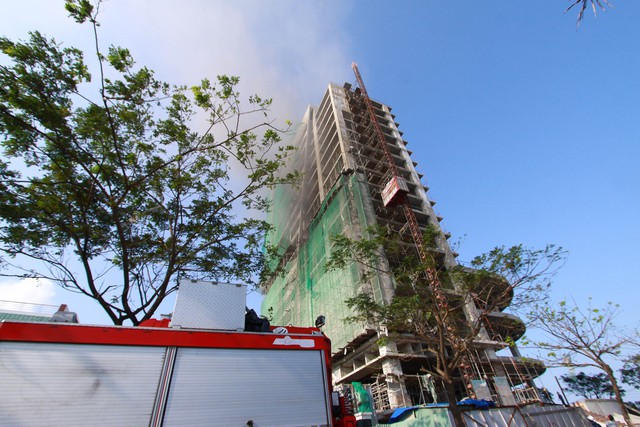 Cháy tòa nhà DITP TOWER đang thi công ở Đà Nẵng - Ảnh 1.