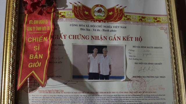 Giấy chứng nhận gắn kết hộ trong nhà một công nhân Thành - Ảnh: MY LĂNG