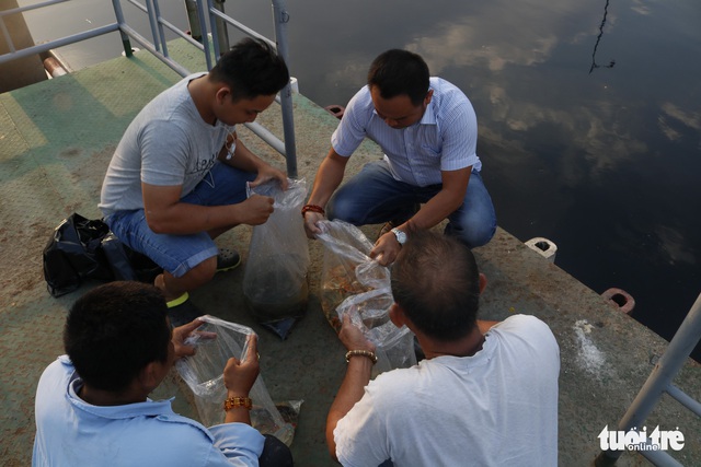 Thau, chậu thay thế bọc nilông tiễn ông Táo về trời - Ảnh 4. Thau, chậu thay thế bọc nilông tiễn ông Táo về trời - Ảnh 4.