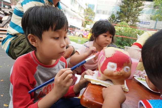 Bữa tiệc tất niên 0 đồng của bệnh nhi ung thư - Ảnh 8. Bữa tiệc tất niên 0 đồng của bệnh nhi ung thư - Ảnh 8.