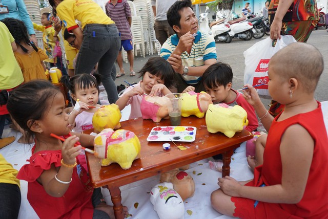 Bữa tiệc tất niên 0 đồng của bệnh nhi ung thư - Ảnh 7. Bữa tiệc tất niên 0 đồng của bệnh nhi ung thư - Ảnh 7.