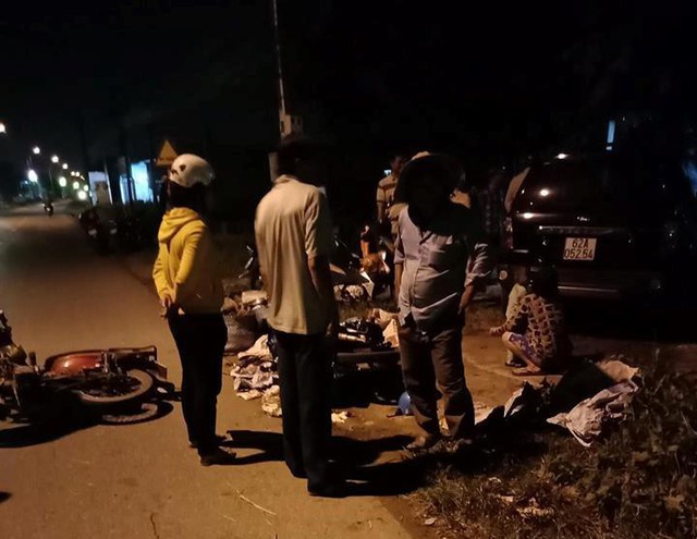 Xe 7 chỗ va quẹt 2 xe máy trong đêm ở Long An - Ảnh 1.