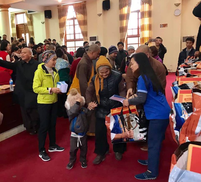 Khi ngân hàng kết vòng tay nối yêu thương - Ảnh 2. Khi ngân hàng kết vòng tay nối yêu thương - Ảnh 2.