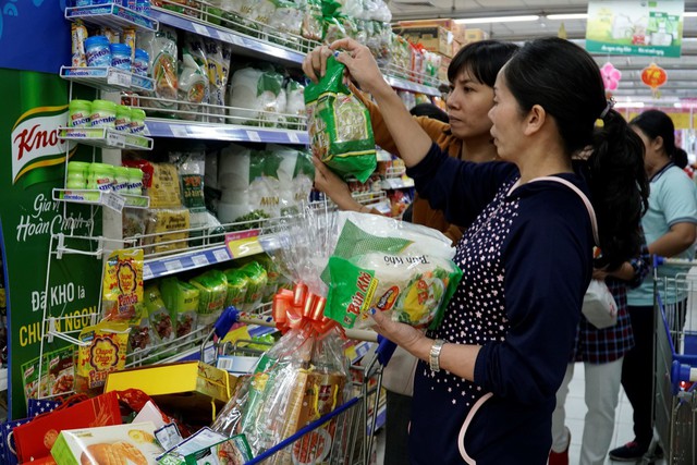 Nhộn nhịp khách đi siêu thị Co.opmart sắm tết mua 1 tặng 1 - Ảnh 2. Nhộn nhịp khách đi siêu thị Co.opmart sắm tết mua 1 tặng 1 - Ảnh 2.