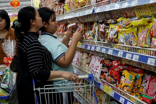 Nhộn nhịp khách đi siêu thị Co.opmart sắm tết mua 1 tặng 1 - Ảnh 3. Nhộn nhịp khách đi siêu thị Co.opmart sắm tết mua 1 tặng 1 - Ảnh 3.