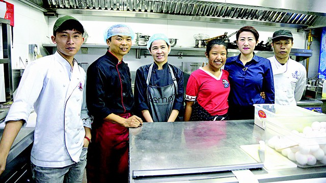 Người Việt nôn nao chờ ủng hộ tuyển VN - Ảnh 1.