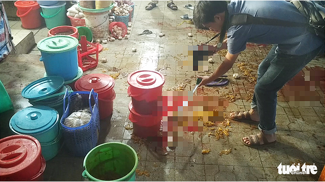 Chủ sạp mắm bị đâm trọng thương ngay tại chợ - Ảnh 1.