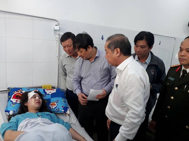 Hai tỉnh hỗ trợ nạn nhân xe khách lao xuống vực ở đèo Hải Vân - Ảnh 2. Hai tỉnh hỗ trợ nạn nhân xe khách lao xuống vực ở đèo Hải Vân - Ảnh 2.