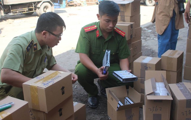 Tạm giữ hàng chục ngàn hộp mỹ phẩm hàng hiệu không rõ xuất xứ - Ảnh 2. Tạm giữ hàng chục ngàn hộp mỹ phẩm hàng hiệu không rõ xuất xứ - Ảnh 2.