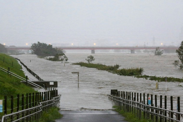 Siêu bão Hagibis xé toạc nhà cửa ở Nhật, đường sá chìm trong biển nước - Ảnh 5.