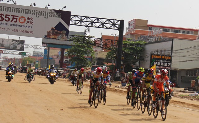 Tay đua người Tây Ban Nha giúp ê-kíp TP.HCM thắng lớn tại Campuchia - Ảnh 2.