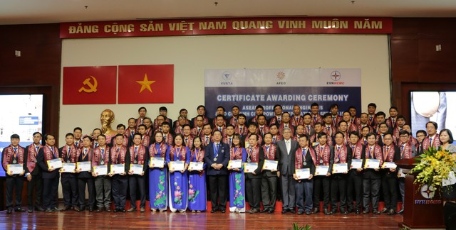 EVNHCMC trao chứng chỉ kỹ sư chuyên nghiệp và chuyên gia cho CBCNV - Ảnh 1.