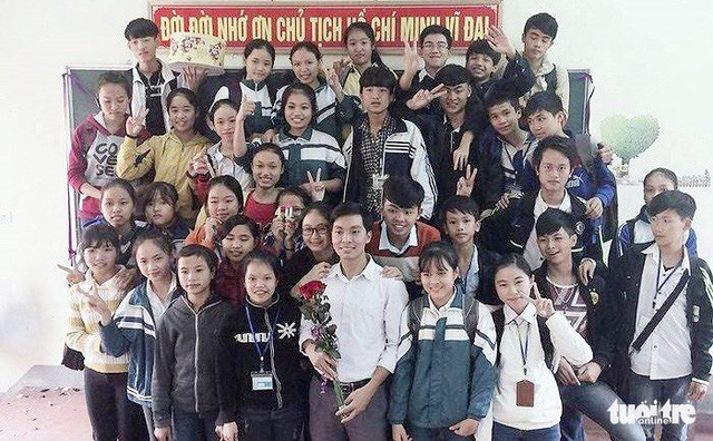 Khóc nghẹn buổi trao bằng thạc sĩ cho người thầy đã qua đời - Ảnh 2.
