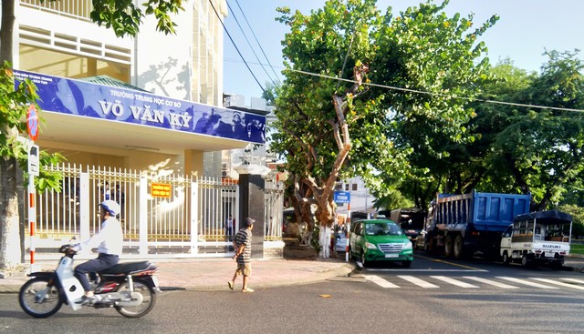 Xe vây trường học, chính quyền giải thích lòng vòng - Ảnh 2.