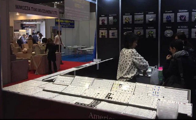 Viên kim cương 50 carat giá 1,8 triệu USD biến mất chớp mắt giữa chốn đông người - Ảnh 1.