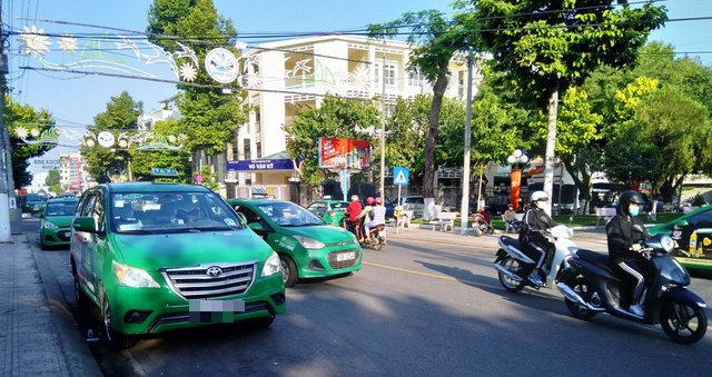 Xe vây trường học, chính quyền giải thích lòng vòng - Ảnh 1.