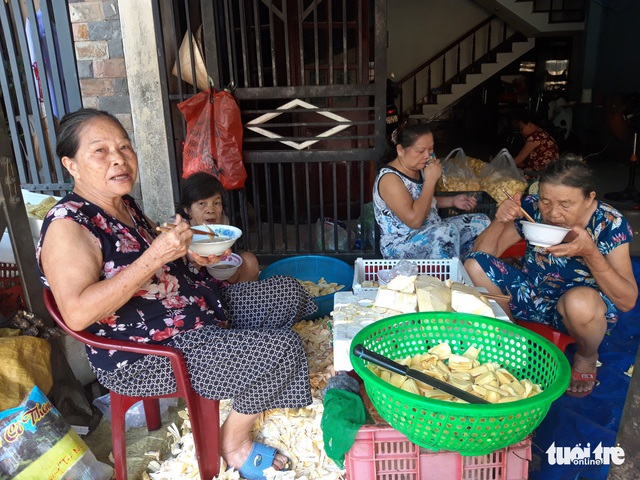 Bà Đê trao cần câu cơm cho người khó - Ảnh 5.