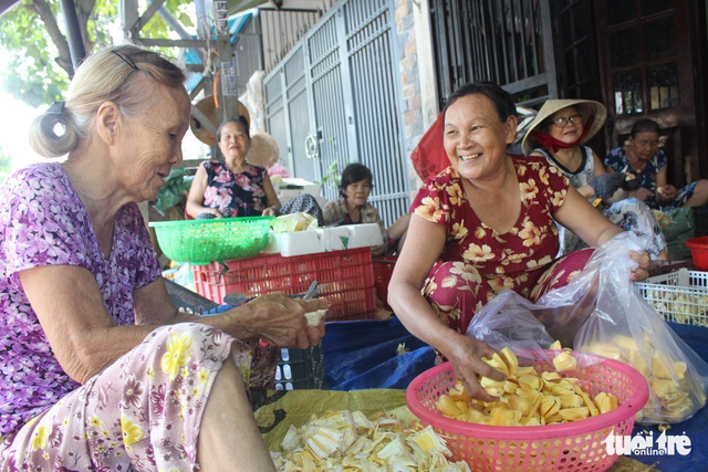 Bà Đê trao cần câu cơm cho người khó - Ảnh 1.