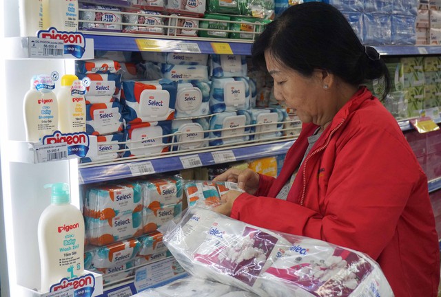 ‘Cháy’ sản phẩm trên nhiều quầy kệ của siêu thị? - Ảnh 2.