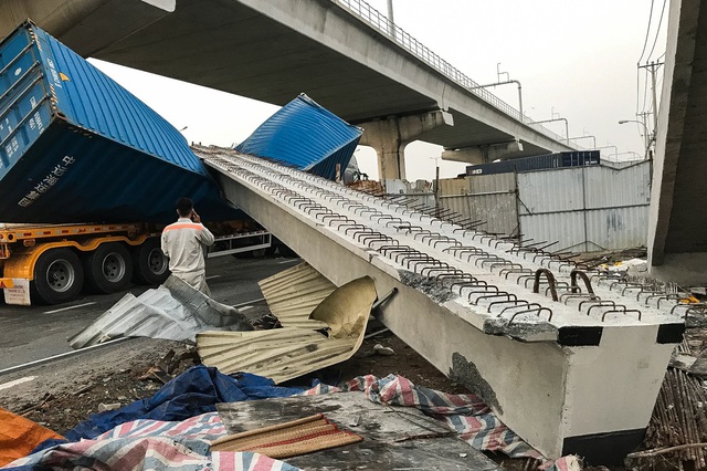 Cầu vượt đi bộ Suối Tiên xây thấp hơn tiêu chuẩn 0,31m - Ảnh 1. Cầu vượt đi bộ Suối Tiên xây thấp hơn tiêu chuẩn 0,31m - Ảnh 1.