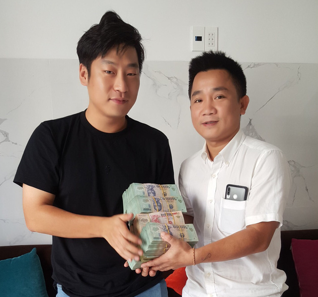 Tá hỏa khi thấy tiền tỉ hớ hênh trên xe hơi không kéo kính cửa - Ảnh 1.