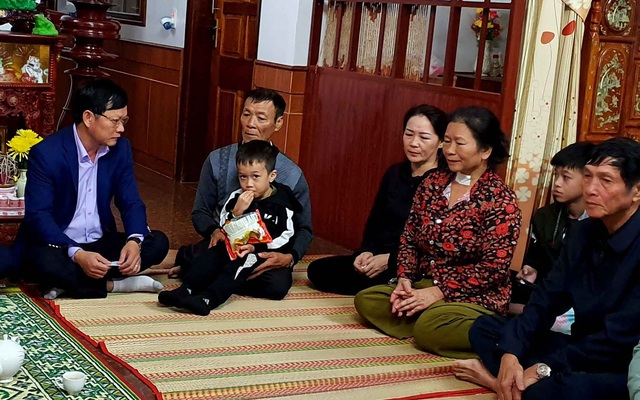 Cháy tàu Daesong: các gia đình Quảng Bình ngóng tin con - Ảnh 1.