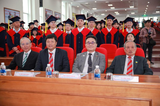 Long trọng lễ tốt nghiệp khóa đầu tiên chương trình Đại học theo chuẩn Nhật Bản - Ảnh 2.