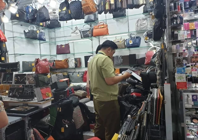 Tạm giữ hàng ngàn sản phẩm nghi giả LV, Hermes, Gucci, Dior, Rolex... ở Sài Gòn - Ảnh 2.