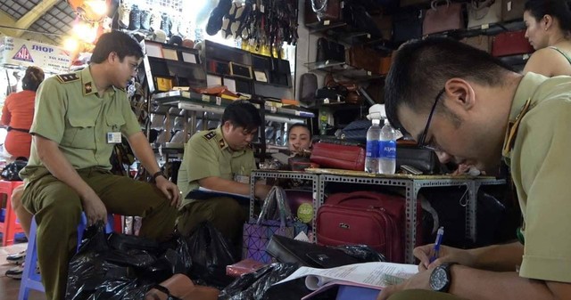 Tạm giữ hàng ngàn sản phẩm nghi giả LV, Hermes, Gucci, Dior, Rolex... ở Sài Gòn - Ảnh 3.