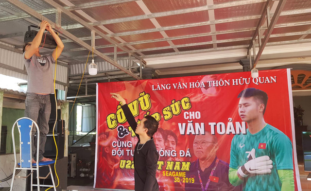 Người hâm mộ Việt khắp nơi cổ vũ U22 Việt Nam đá chung kết SEA Games - Ảnh 1.