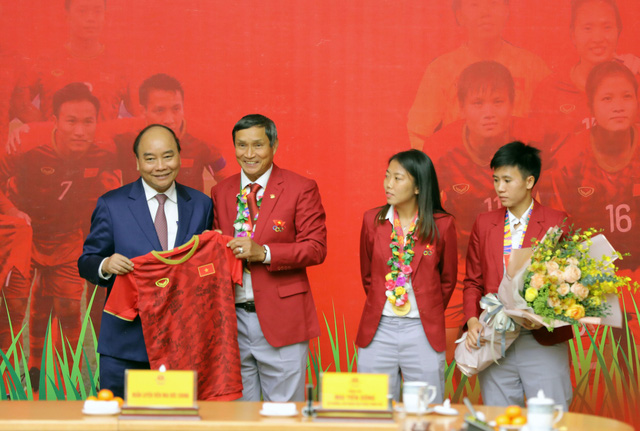 Thủ tướng đón các nhà vô địch: Đây là chiến thắng của tinh thần Việt Nam  - Ảnh 1.