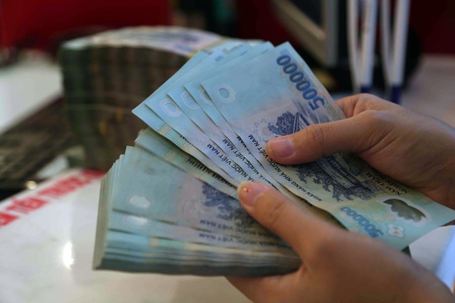 Từ 1-1-2021 lương của chồng có thể chuyển về tài khoản vợ - Ảnh 1.