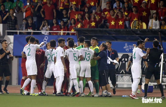 Phút 73, cầu thủ 2 bên lao vào nhau, ông Park kéo áo Tiến Linh lại - Ảnh 5.