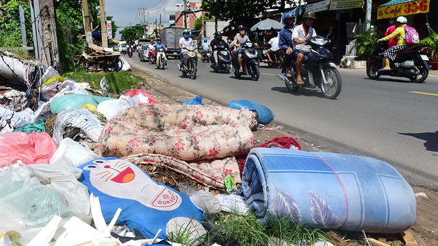 Khổ vì... rác khổng lồ, nào là sofa nào là giường tủ - Ảnh 1.