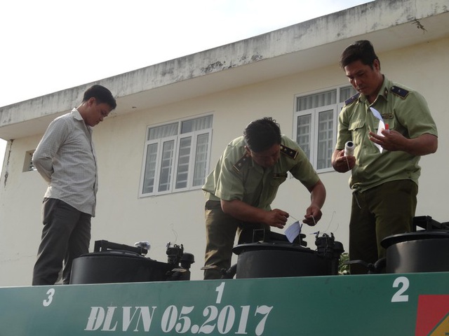Hậu Giang phát hiện 6.000 lít xăng chưa rõ nguồn gốc - Ảnh 1.
