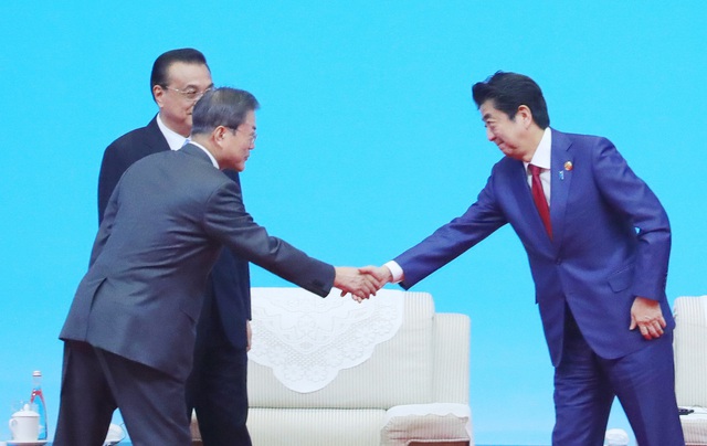 Cú bắt tay Hàn - Nhật tại hội nghị Thành Đô - Ảnh 1.
