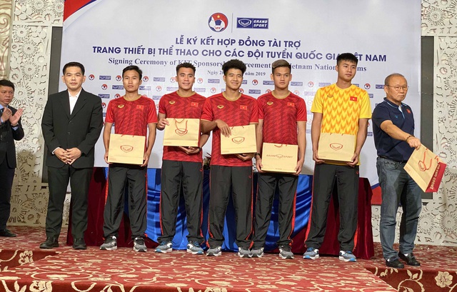 Bóng đá Việt Nam tiếp tục gắn bó với người Thái - Ảnh 2.