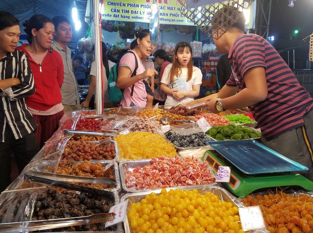 Hàng trăm đặc sản vùng miền đổ bộ về Sài Gòn đón Tết - Ảnh 3.