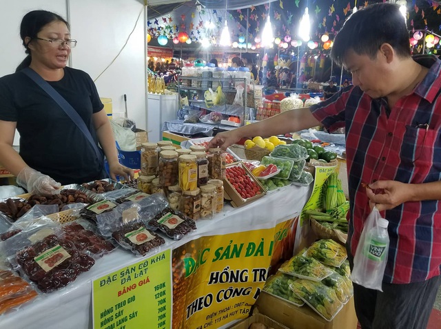 Hàng trăm đặc sản vùng miền đổ bộ về Sài Gòn đón Tết - Ảnh 5.