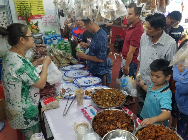 Hàng trăm đặc sản vùng miền đổ bộ về Sài Gòn đón Tết - Ảnh 7.
