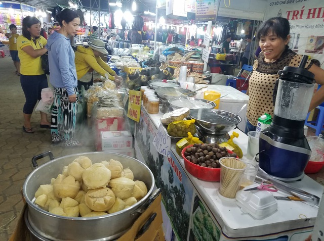 Hàng trăm đặc sản vùng miền đổ bộ về Sài Gòn đón Tết - Ảnh 8.