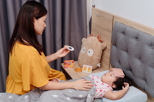 MC Minh Trang chia sẻ cách vượt qua chuỗi ngày chăm con ốm sốt - Ảnh 1.