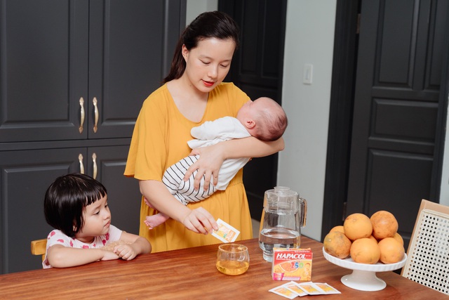 MC Minh Trang chia sẻ cách vượt qua chuỗi ngày chăm con ốm sốt - Ảnh 2.