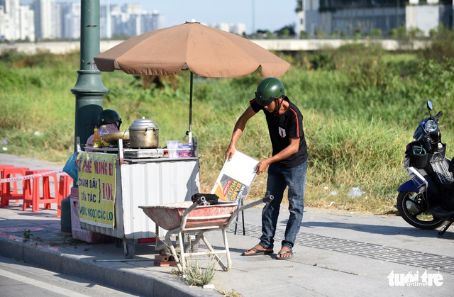 Hàng quán lề đường chuẩn bị đón khách xem pháo hoa, đón năm mới - Ảnh 6.